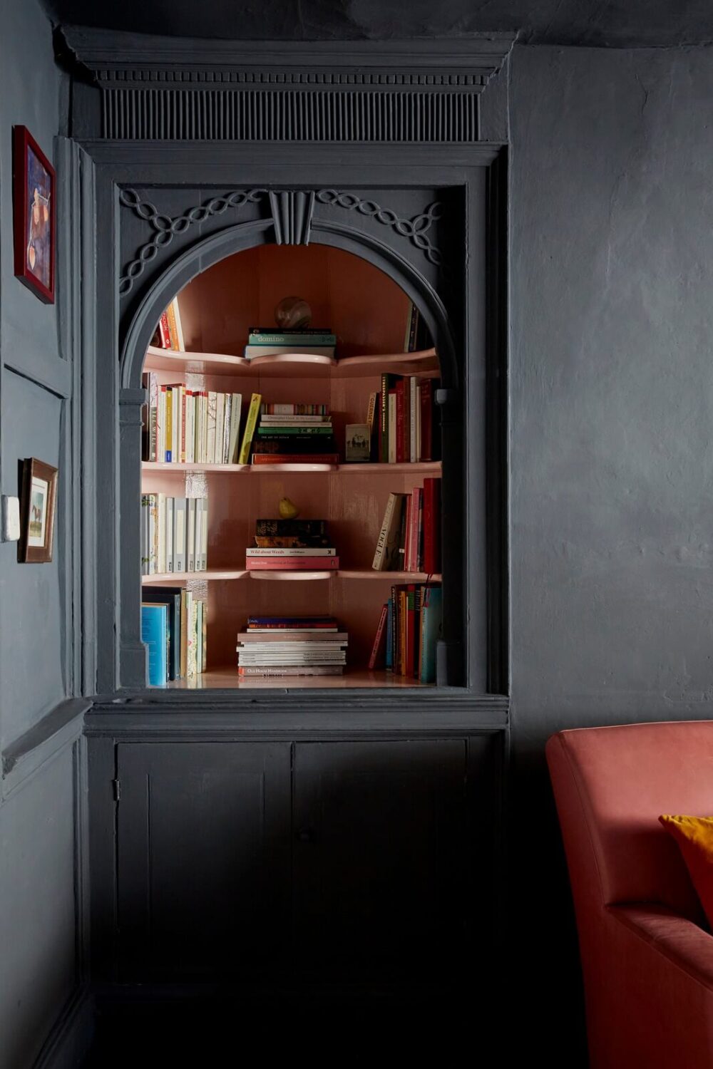 A Cozy Home with Exposed Beams in a Former Post Office 8 dark-living-room-pink-painted-niche-nordroom