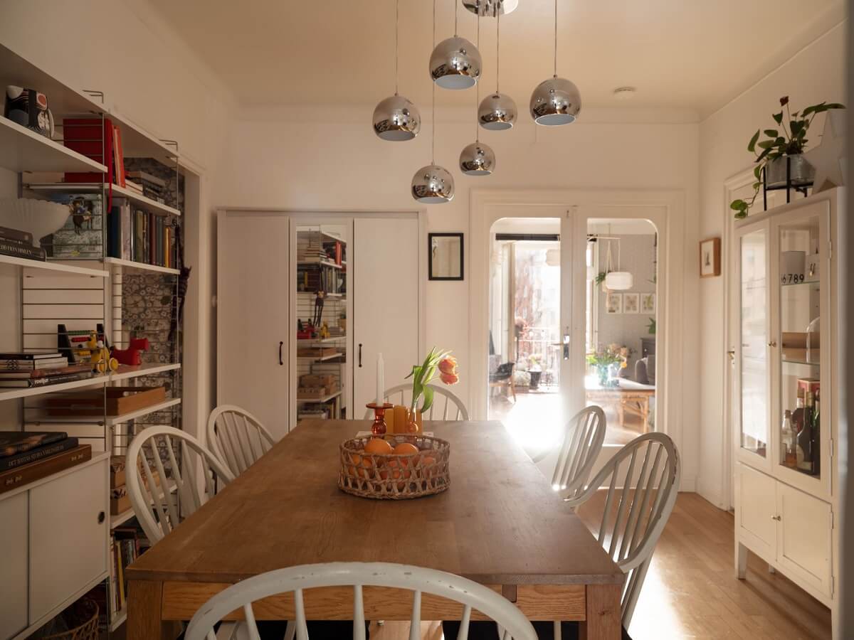 A Swedish Apartment with Light-Filled Rooms 4 dining room with string shelves