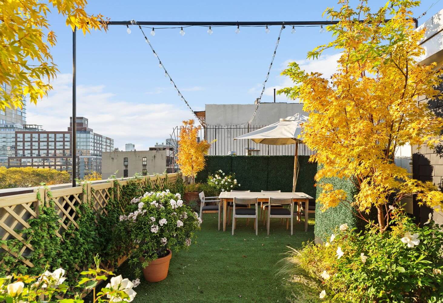 A New York Penthouse with a Rooftop Cottage 25 fake grass penthouse roof terrace