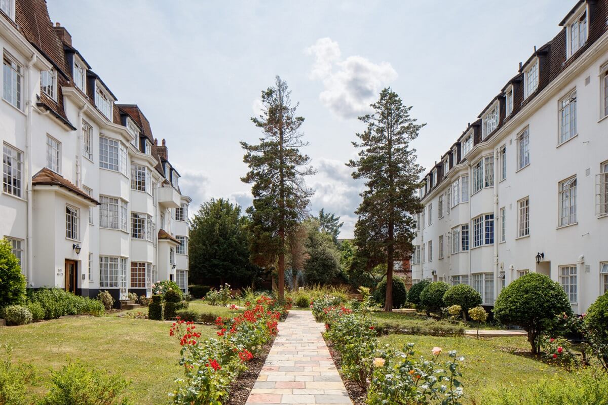 A Charming Top-Floor Apartment in an Art Deco Building 15 frank harrington building london