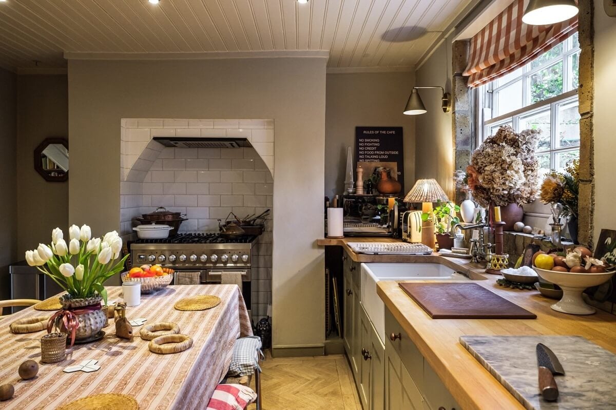 A Cozy and Charming Georgian Townhouse in London 10 kitchen with gray walls
