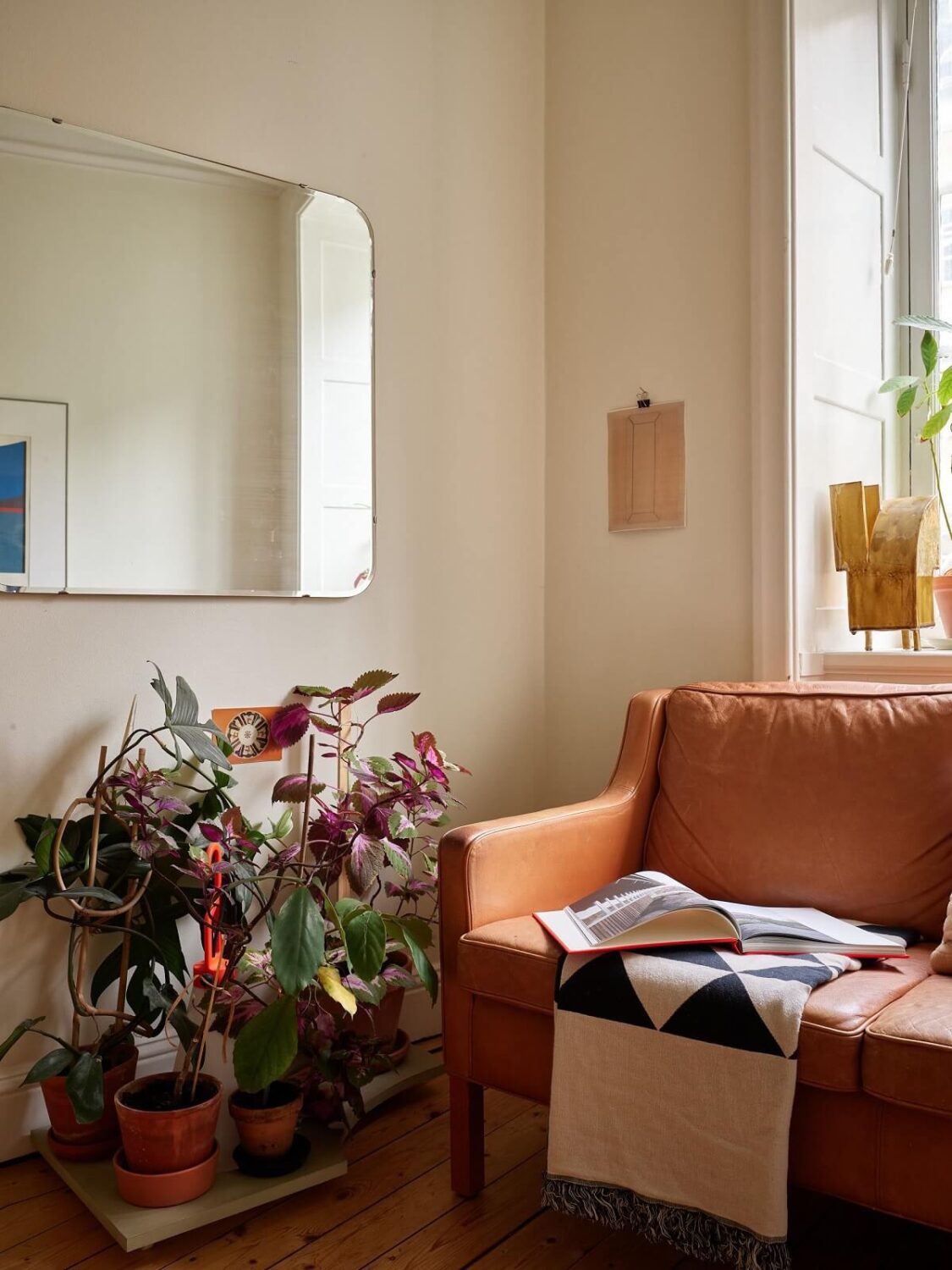 A Cozy Swedish Apartment Filled with Charm 2 lving room plants