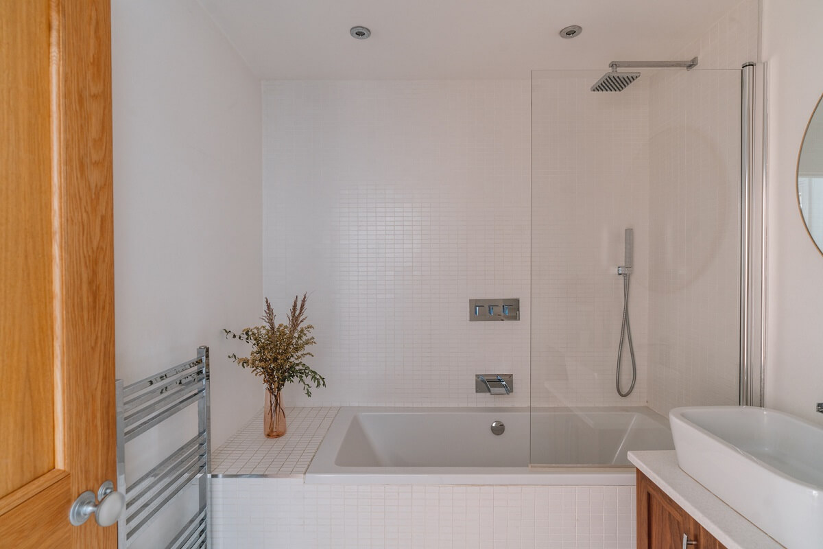 An Award-Winning Apartment with a Modern Extension 25 modern bathroom with bath