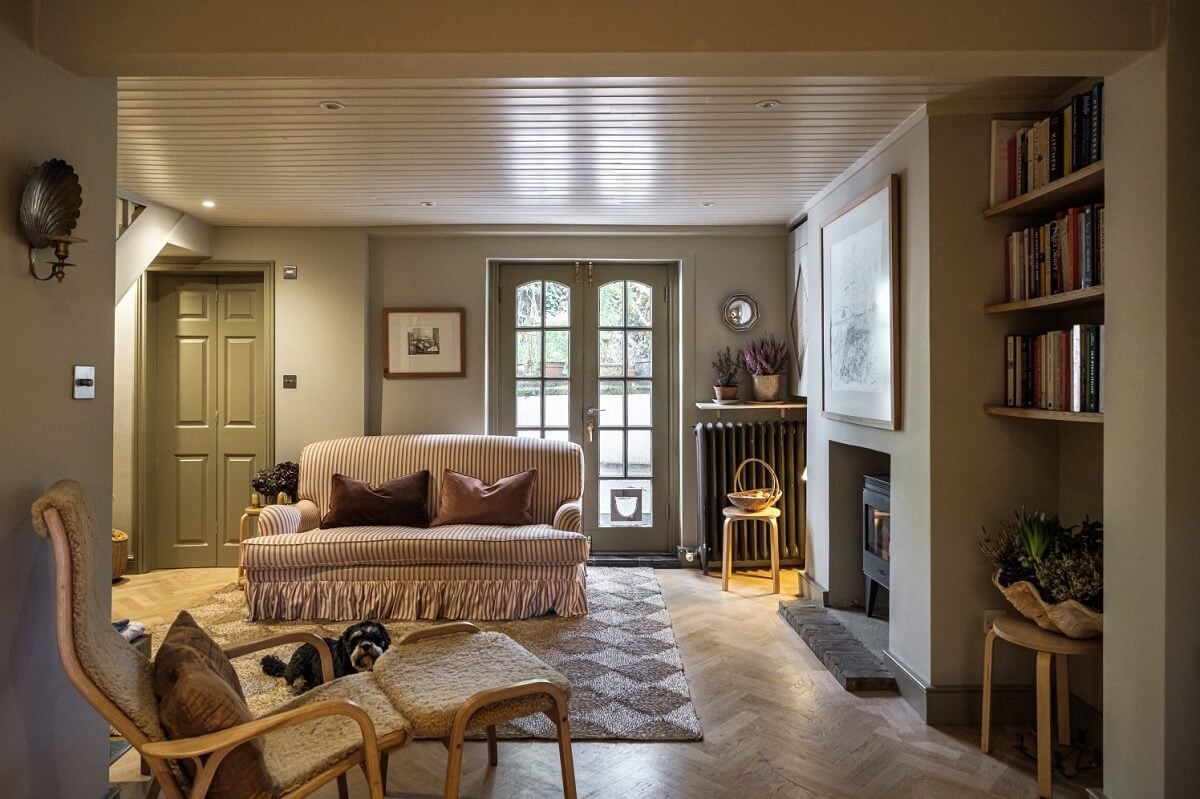 A Cozy and Charming Georgian Townhouse in London 12 open plan basement sitting room and kitchen with bookshelves and fireplace