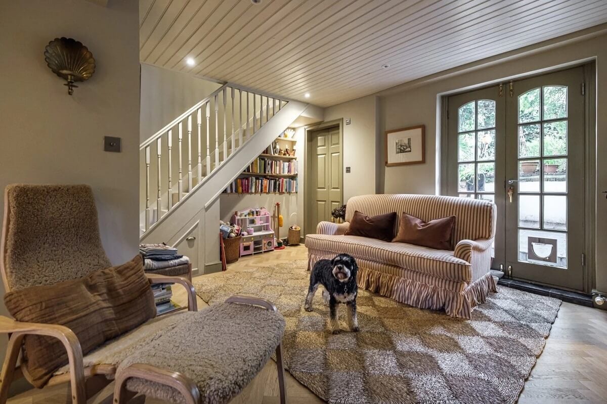 A Cozy and Charming Georgian Townhouse in London 13 open plan living room