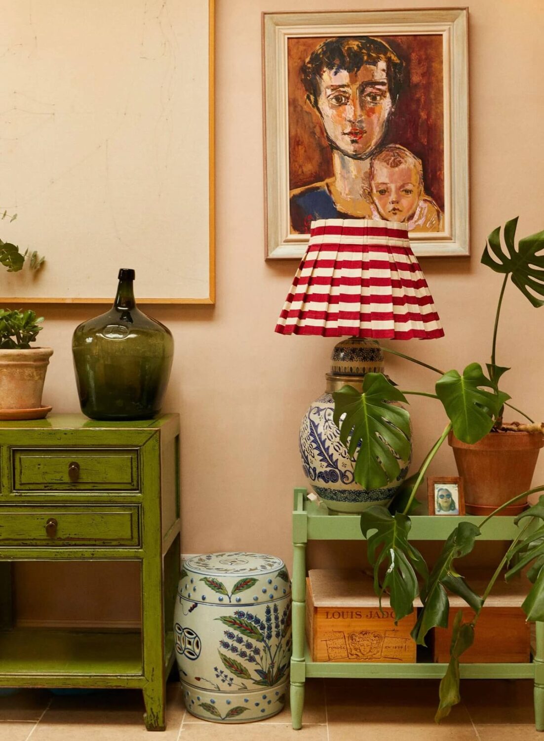 50+ Rooms That Prove ‘The Unexpected Red Theory’ Really Works 13 pleated red striped table lamp