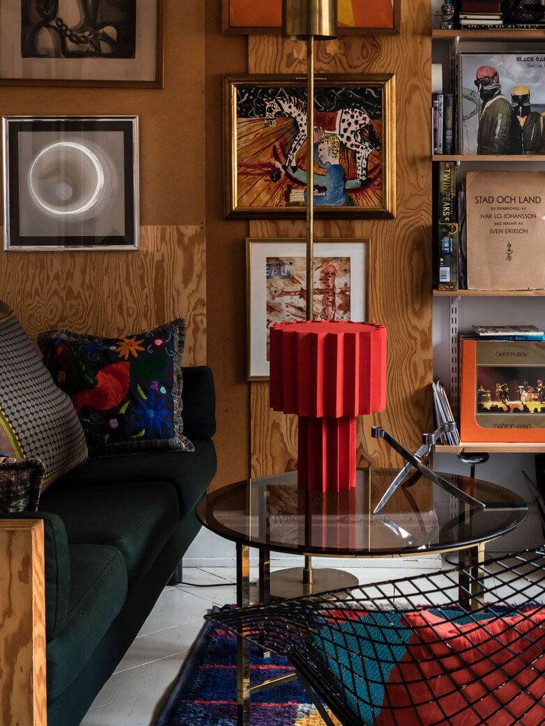 50+ Rooms That Prove ‘The Unexpected Red Theory’ Really Works 48 red table lamp unexpected red theory