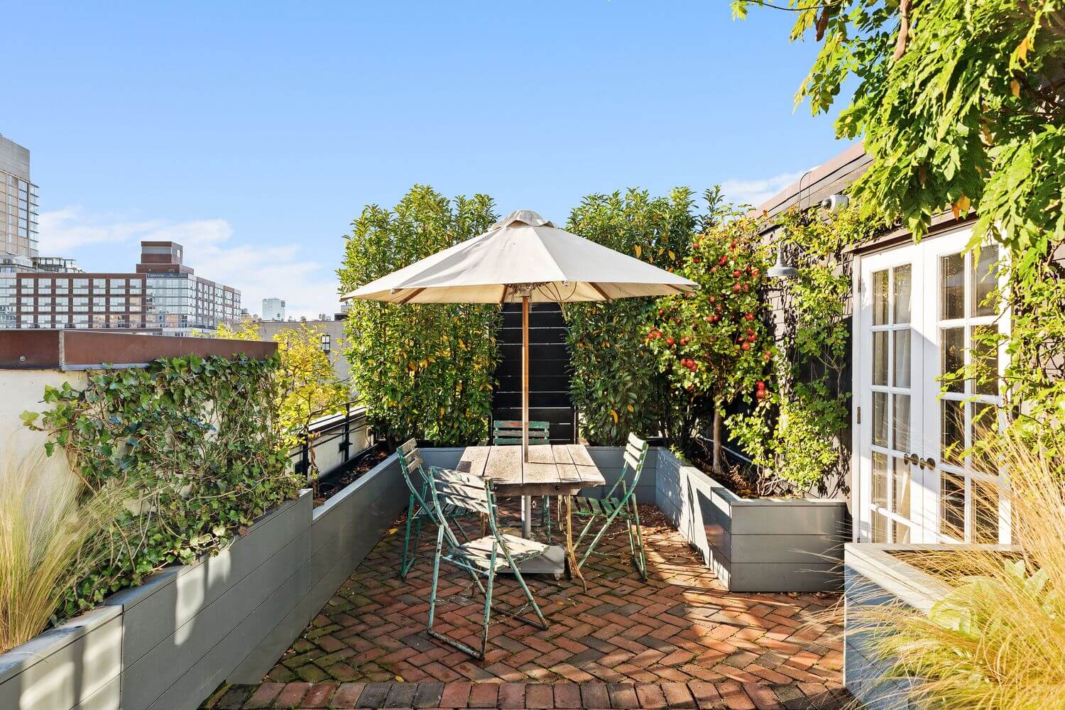 A New York Penthouse with a Rooftop Cottage 23 roof terrace new york penthouse