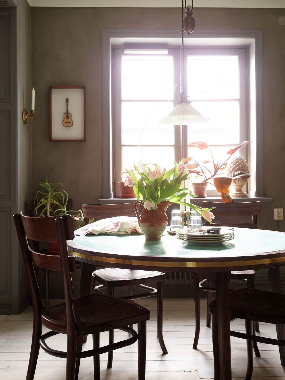Cozy Vintage Style in a Swedish 1920s Apartment 11 round wooden dining table