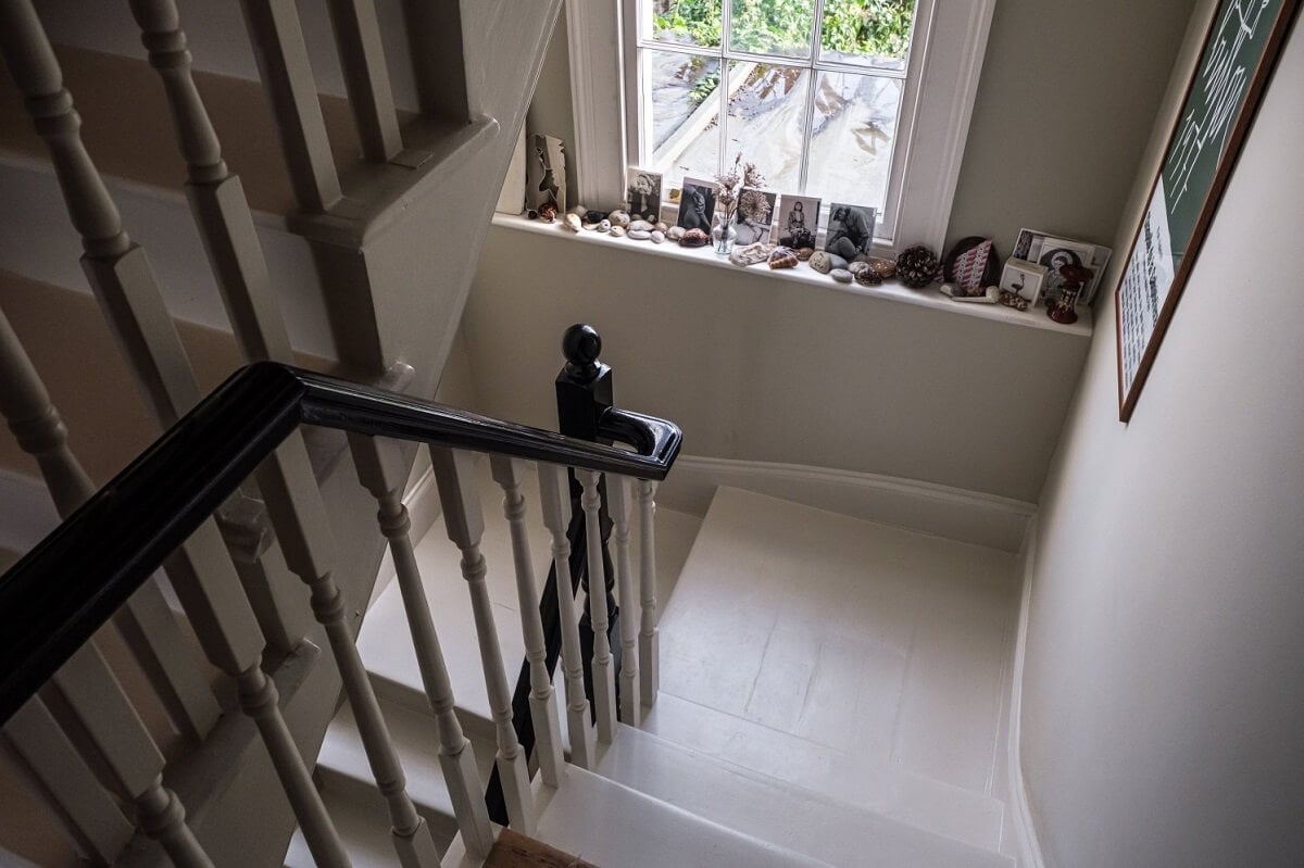 A Cozy and Charming Georgian Townhouse in London 15 staircase