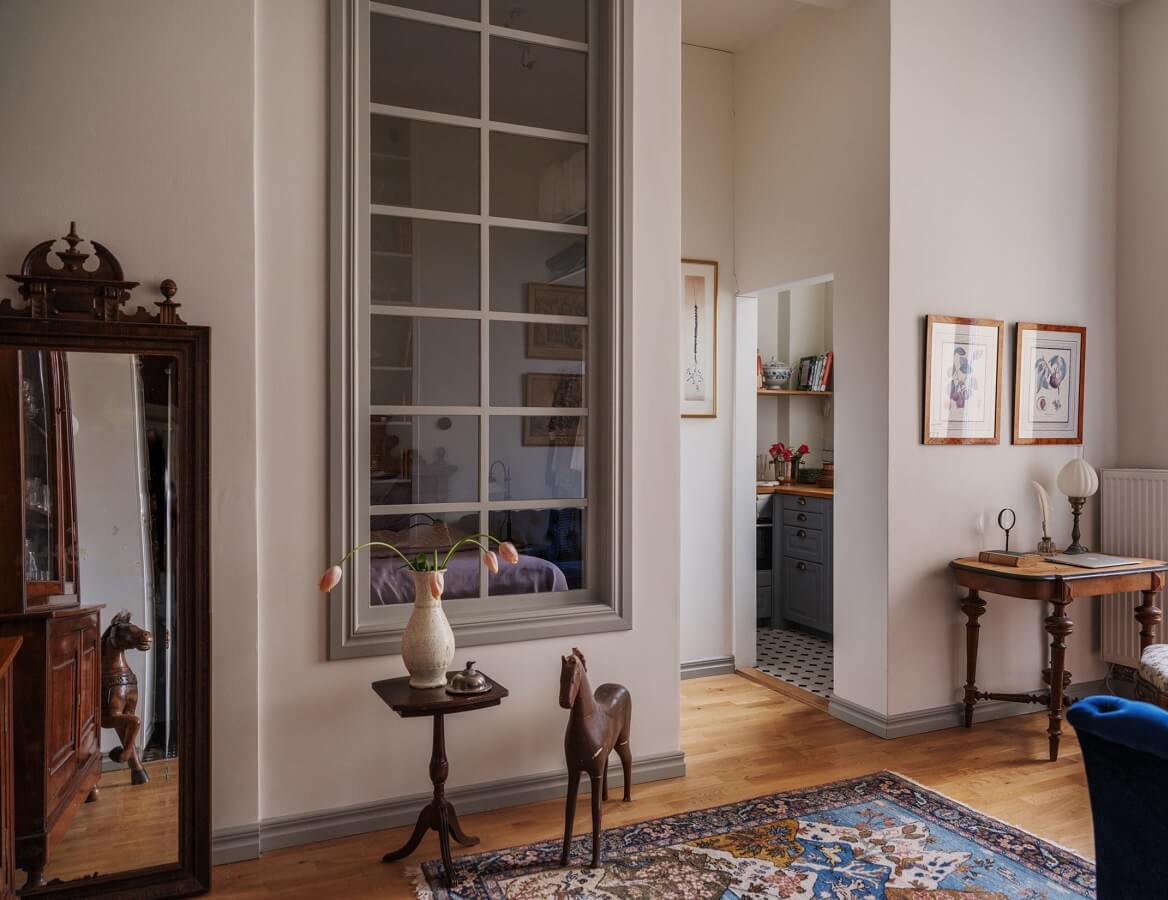 A Tiny Apartment with Antique Furniture 7 tiny apartment with indoor window