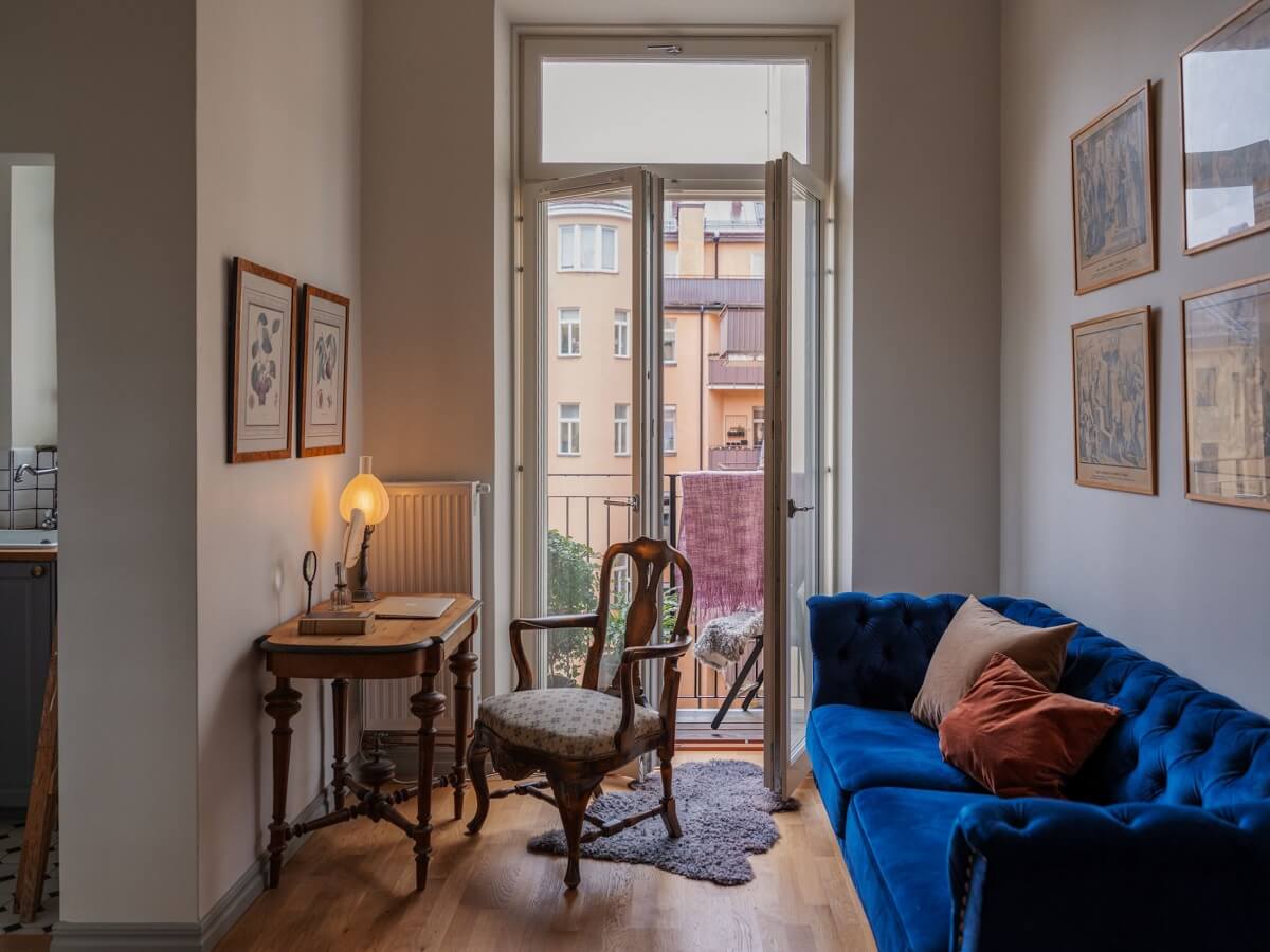 A Tiny Apartment with Antique Furniture 2 tiny living room with blue sofa