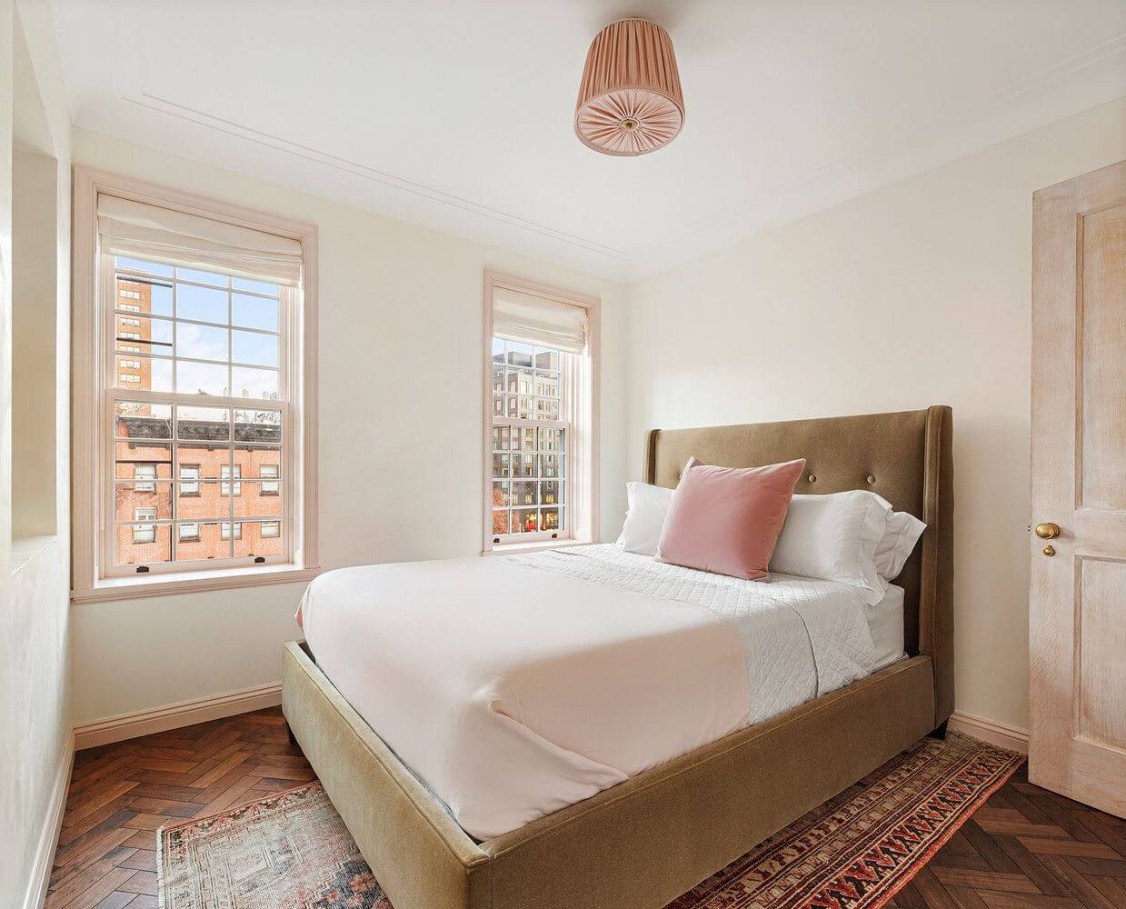 A New York Penthouse with a Rooftop Cottage 16 white bedroom with pink ceiling light