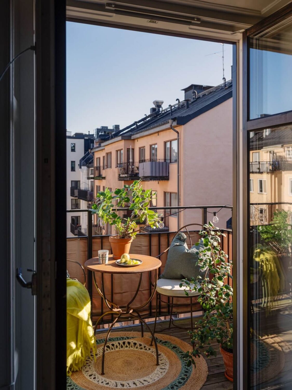 A Classic Swedish Apartment Decorated in Green and Pink Tones 5 balcony