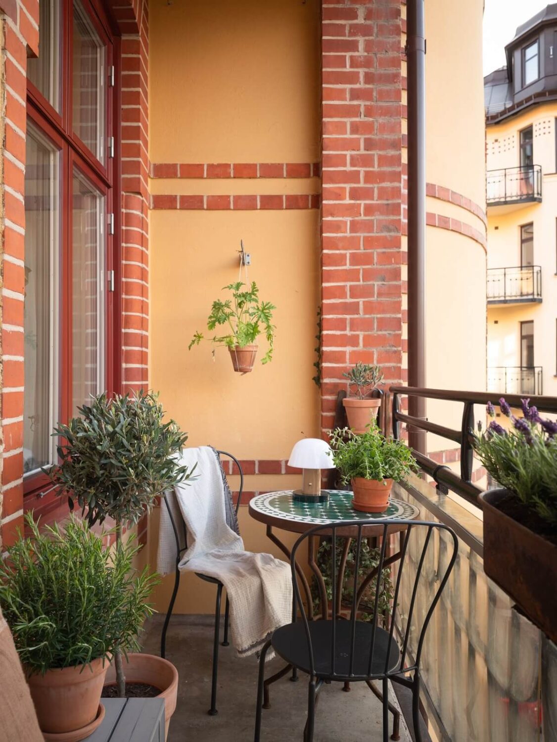 A Scandinavian Apartment with a Warm Living Room and Rounded Walls 20 balcony with small bistro table