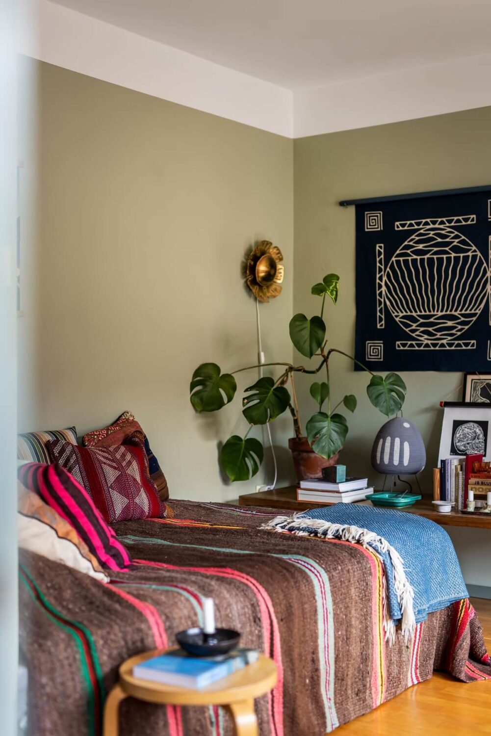 A Cozy Studio Apartment with a Yellow Kitchen 6 bed nook studio