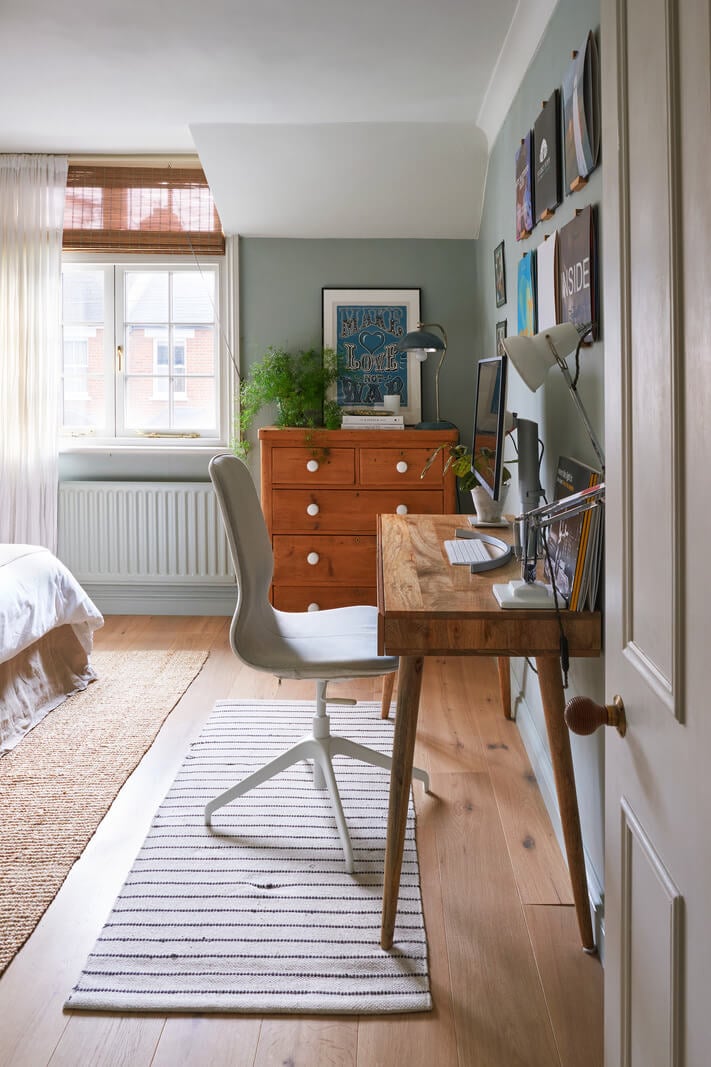 A Small Cottage-Style Apartment in London 14 bedroom desk