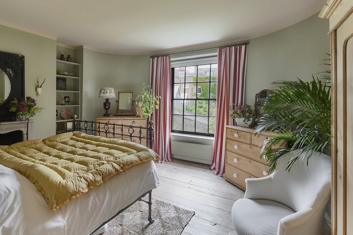Inviting Colors in a Charming Georgian House in London 14 bedroom with arched wall