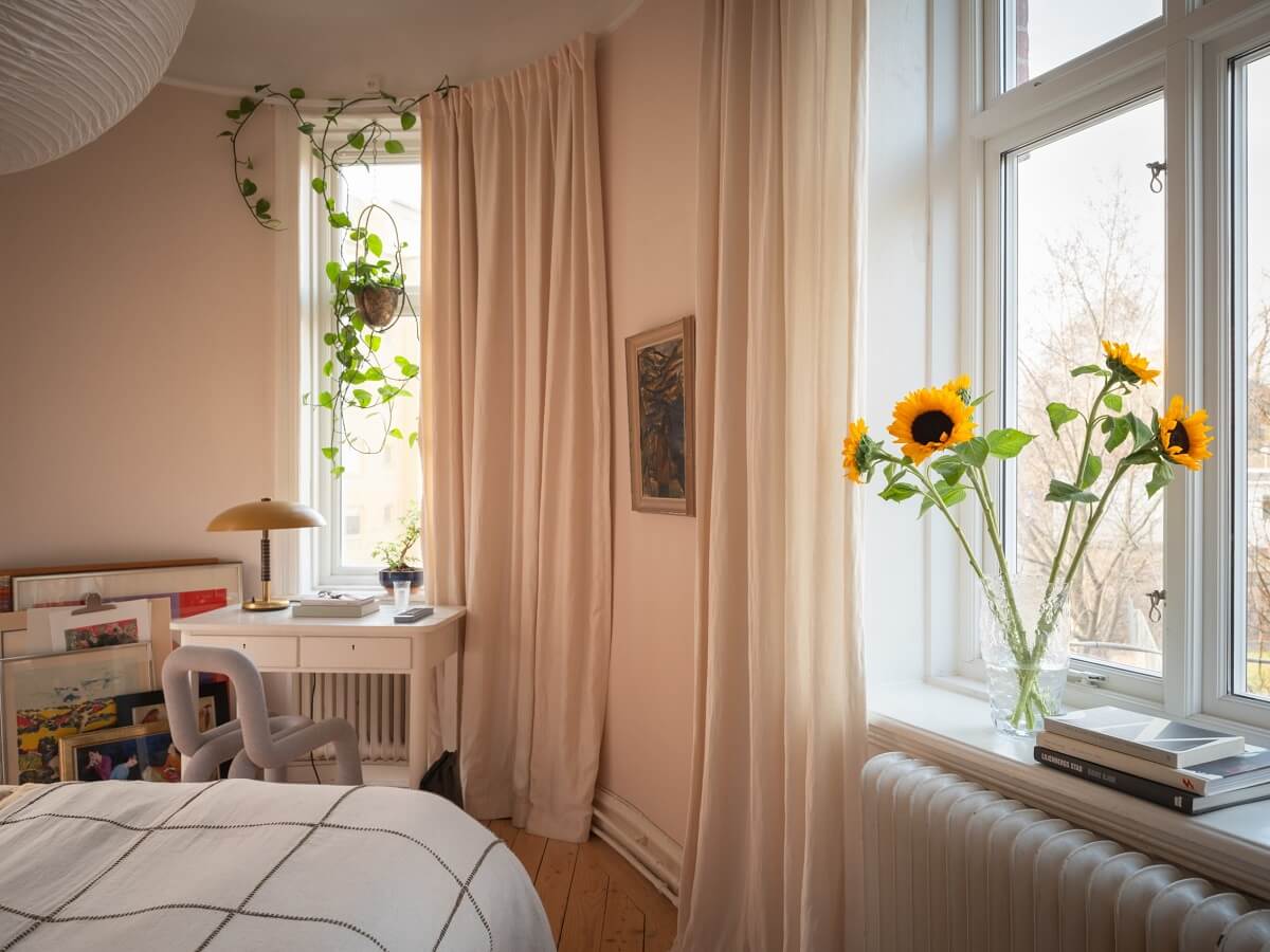 A Scandinavian Apartment with a Warm Living Room and Rounded Walls 17 bedroom with small desk and rounded walls