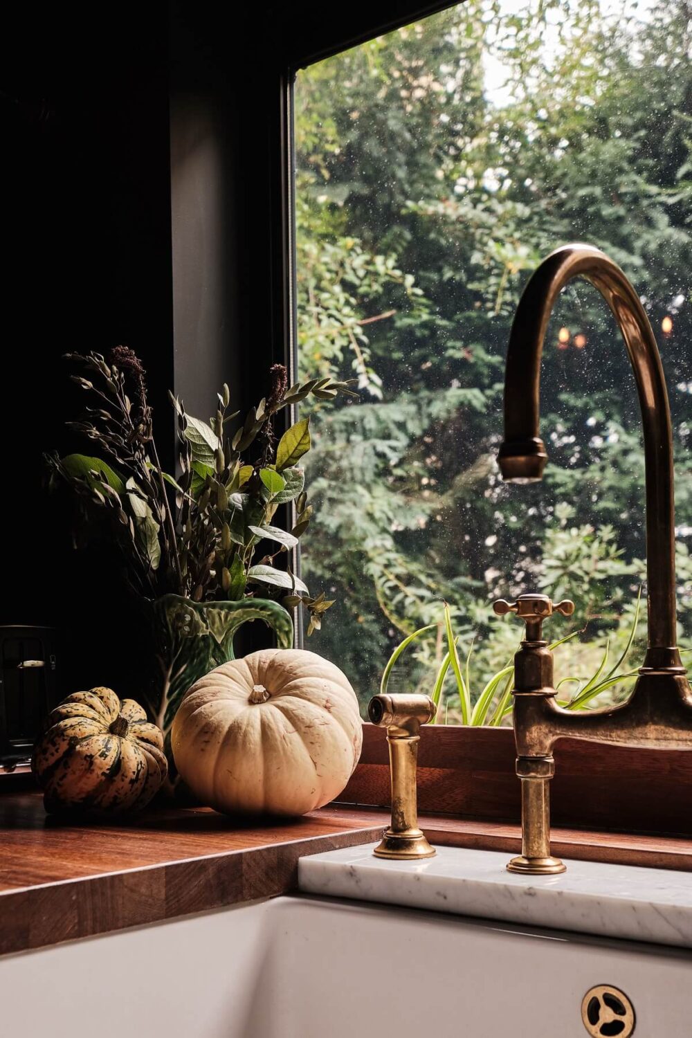 A London Warehouse Conversion with a Black deVOL Kitchen 14 butler sink detail