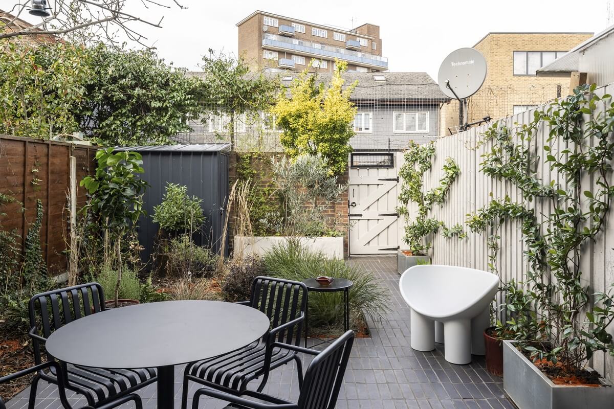 A Modern London Home with Plaster Walls 22 city garden with dining table