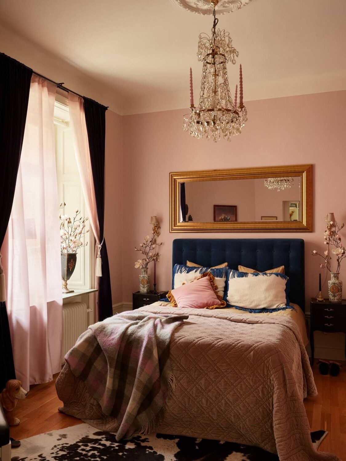 7 Simple Tricks To Make a Low Ceiling Look Taller 20 classic-pink-bedroom-with-blue-headboard-mirror-nordroom