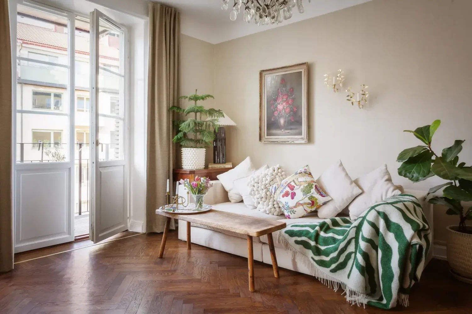 A Swedish Studio Apartment Decorated in a Classic Style 4 classic studio apartment with parquet floor A Swedish Studio Apartment Decorated in a Classic Style