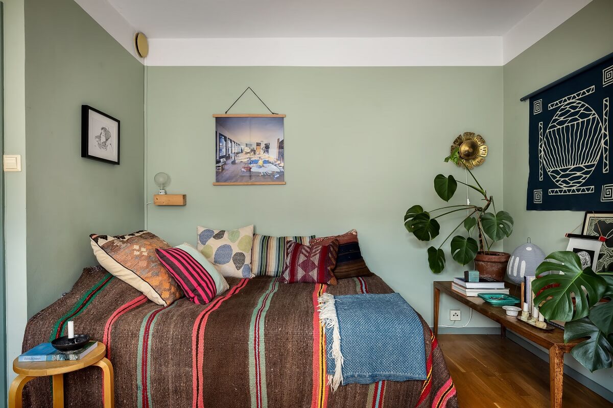 A Cozy Studio Apartment with a Yellow Kitchen 8 day bed studio apartment