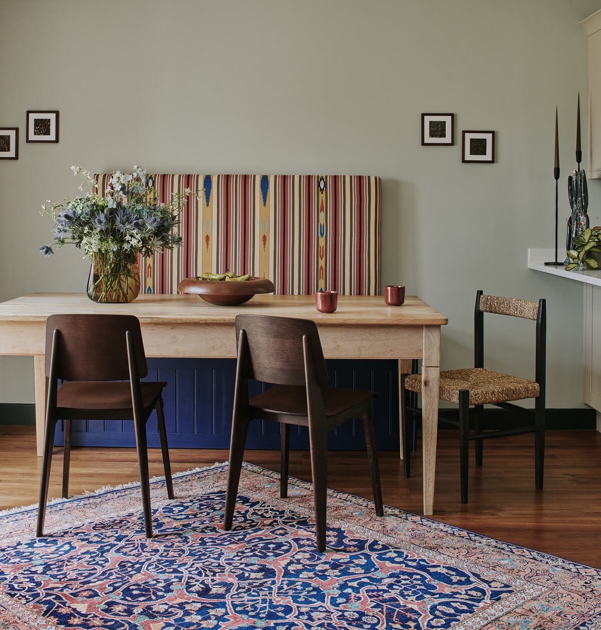 Persian and British Influences in a Cotswolds Family Home 5 dining-room-with-colorful-bench-textiles-nordroom