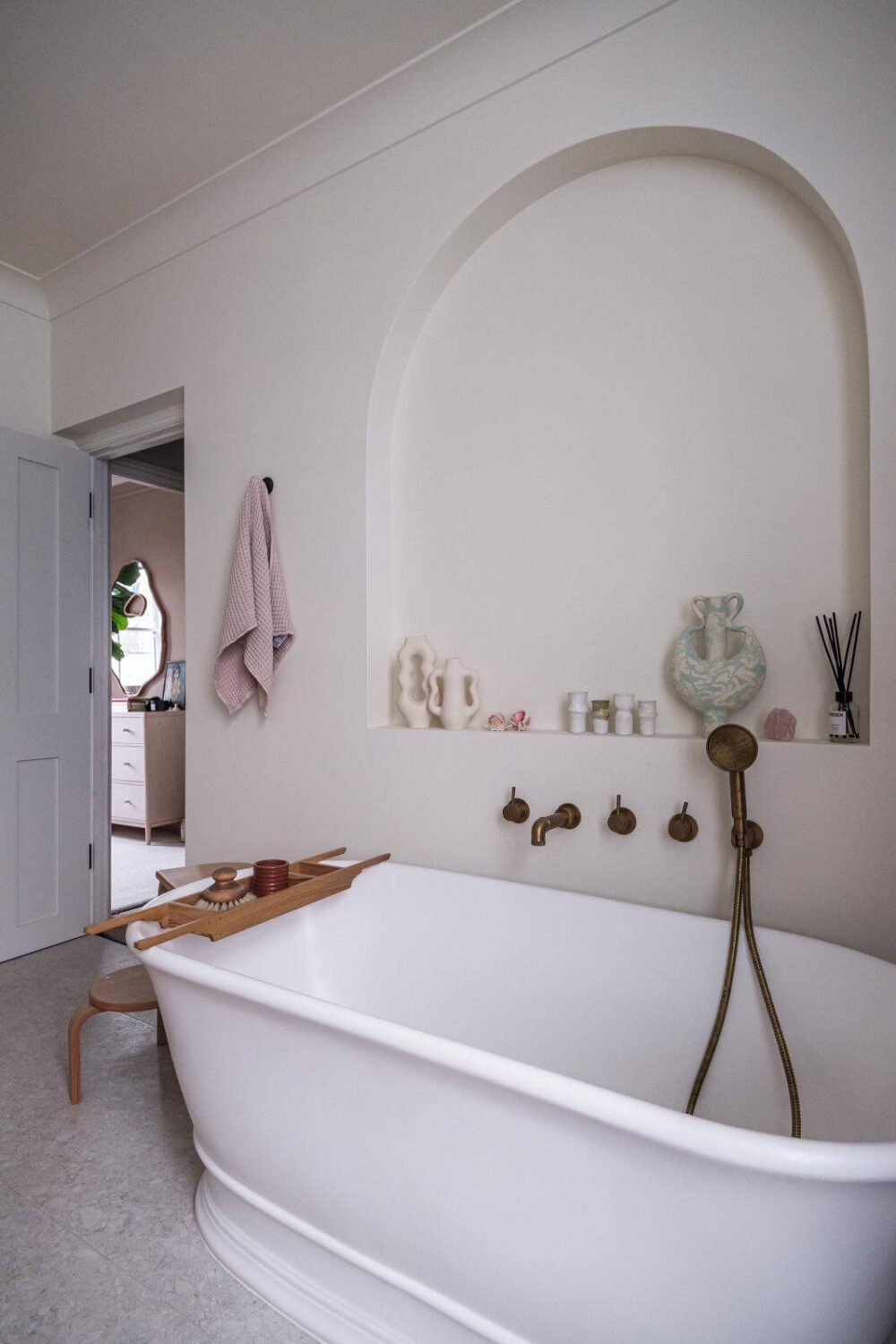 A London House Decorated in Gray and Beige Tones 20 freestanding bath with arched niche