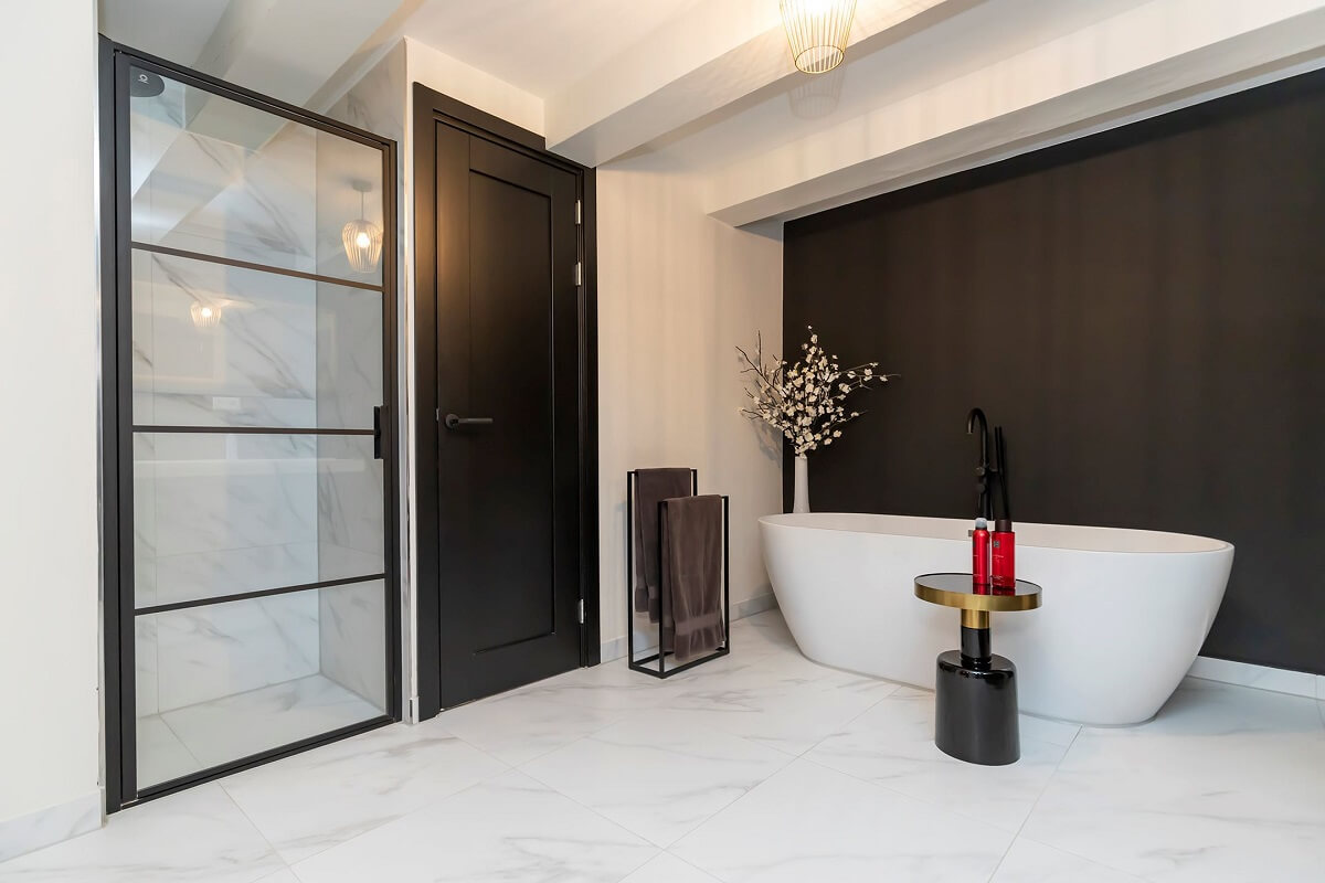 A Renovated Canal House with a Separate Pink Studio Apartment 16 freestanding bath
