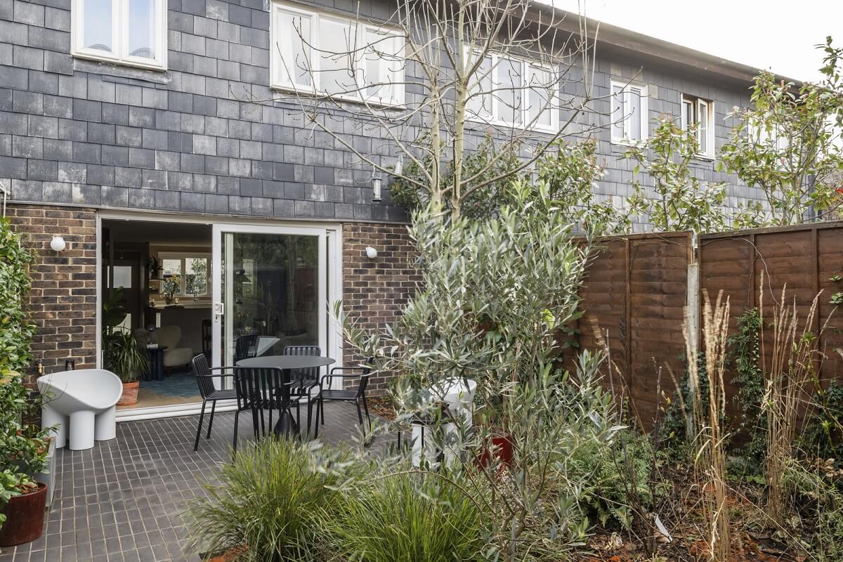 A Modern London Home with Plaster Walls 21 garden 1 A Modern London Home with Plaster Walls