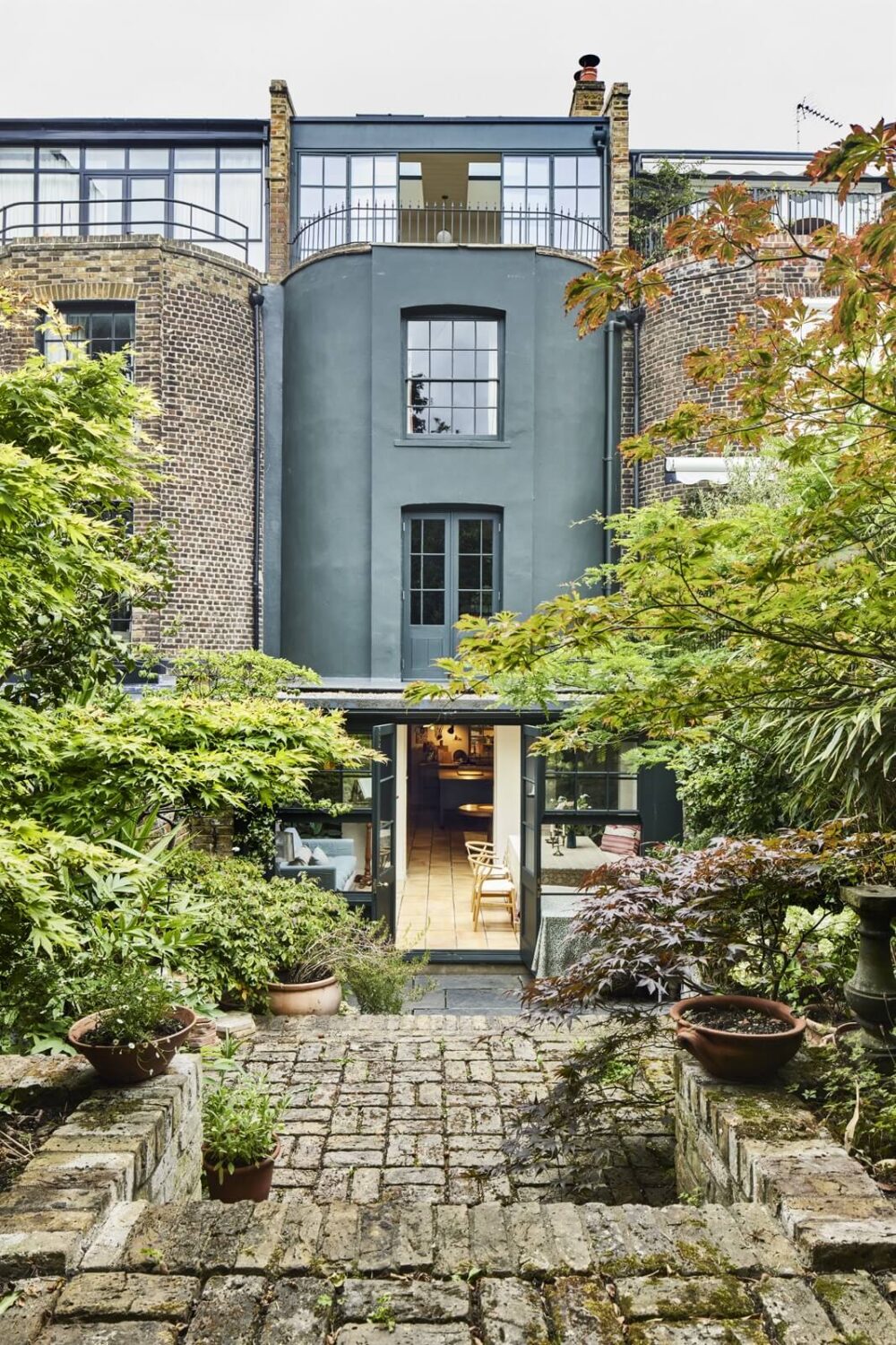 Inviting Colors in a Charming Georgian House in London 22 garden gray rounded exterior