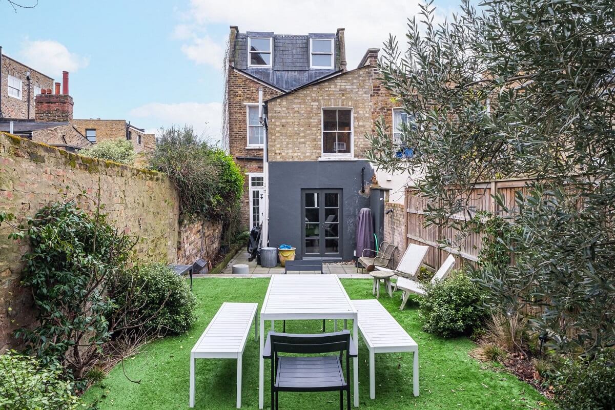 A London House Decorated in Gray and Beige Tones 23 garden victorian home A London House Decorated in Gray and Beige Tones