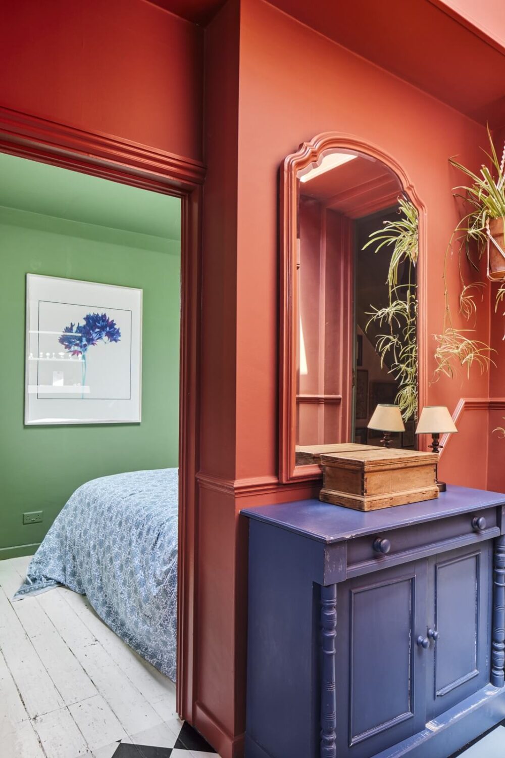 Inviting Colors in a Charming Georgian House in London 17 green bedroom and red walls