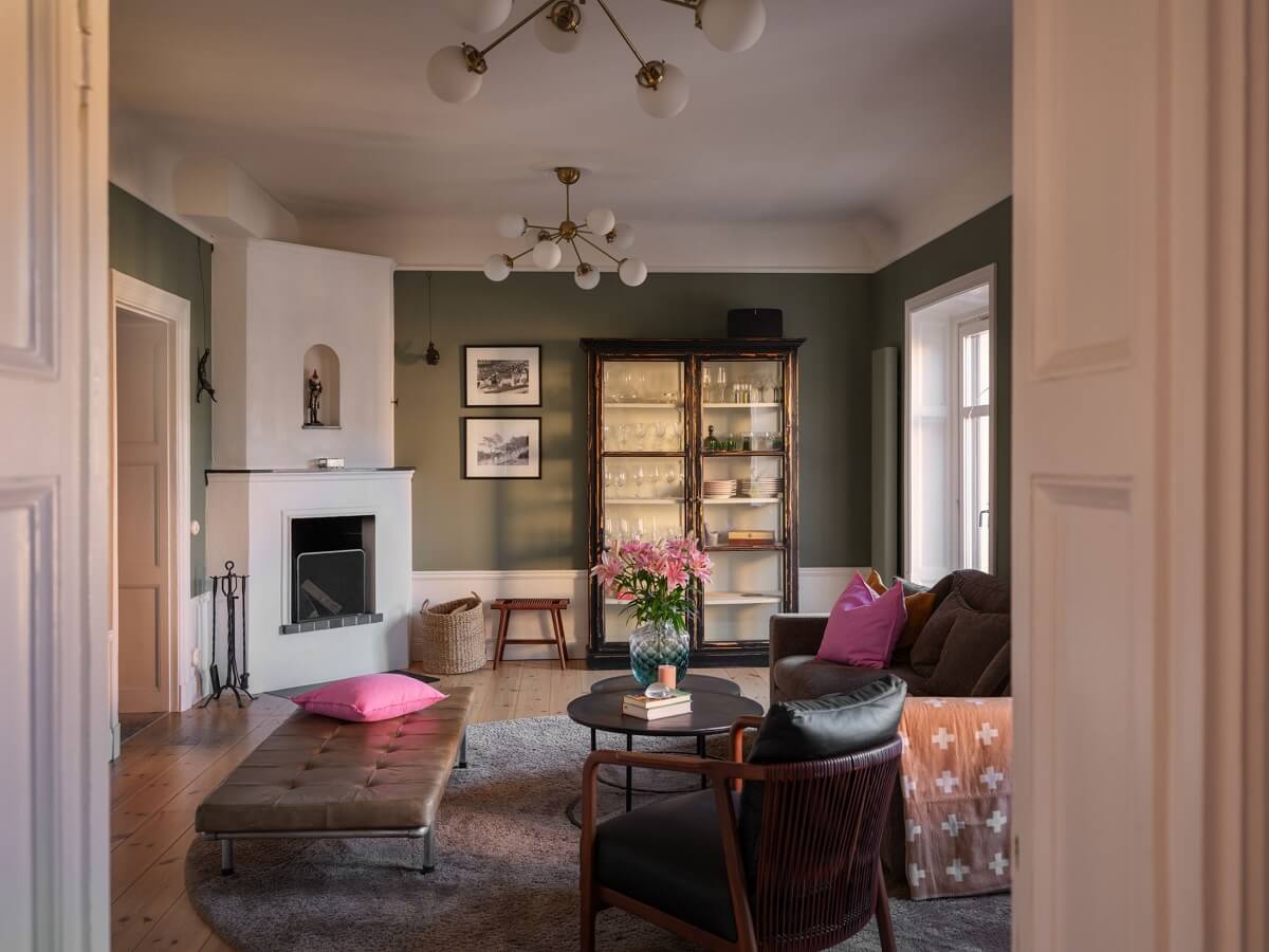 A Classic Swedish Apartment Decorated in Green and Pink Tones 1 green living room with pink accents