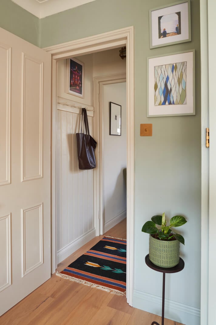 A Small Cottage-Style Apartment in London 8 hallway