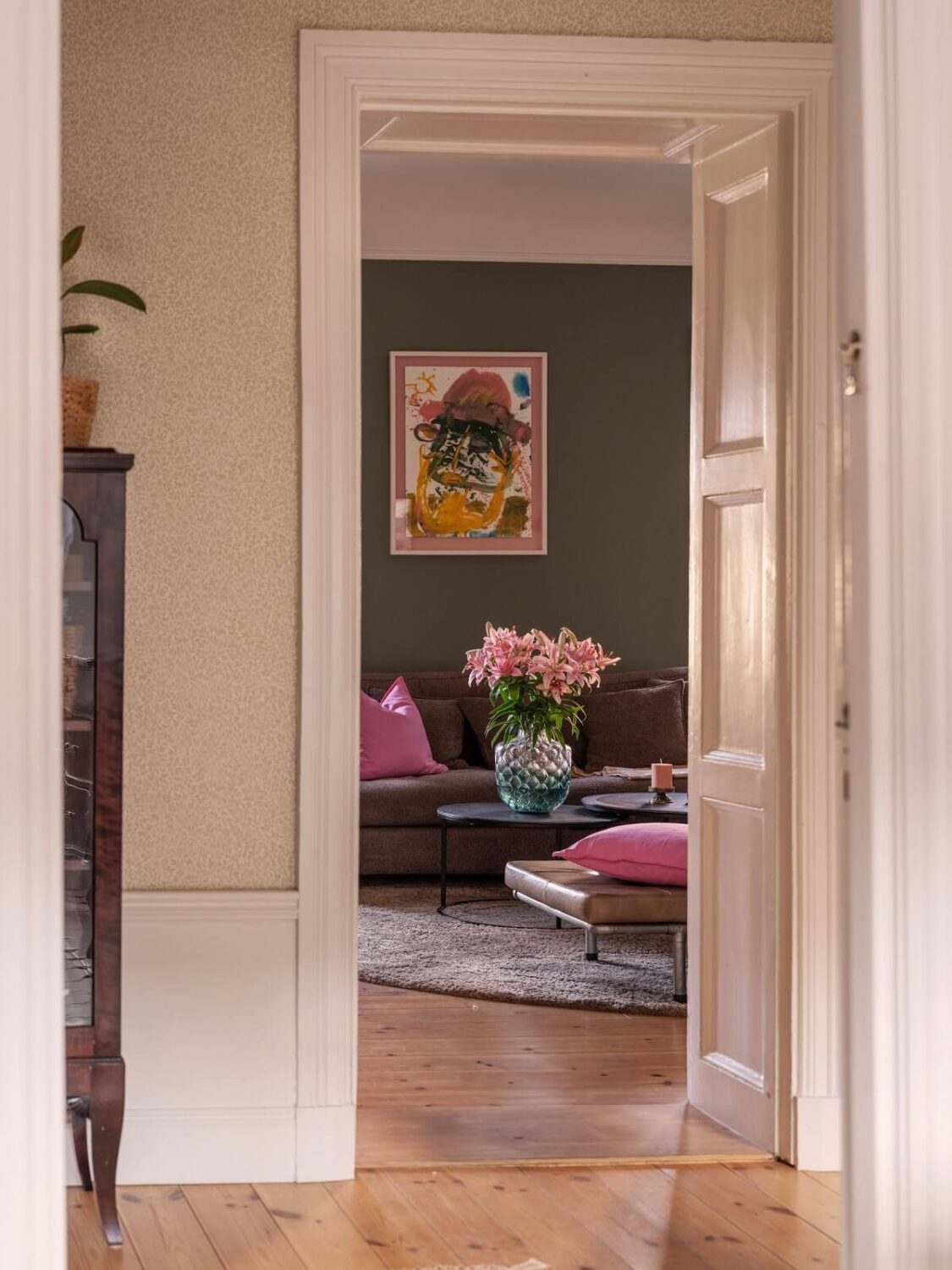 A Classic Swedish Apartment Decorated in Green and Pink Tones 9 hallway view into living room
