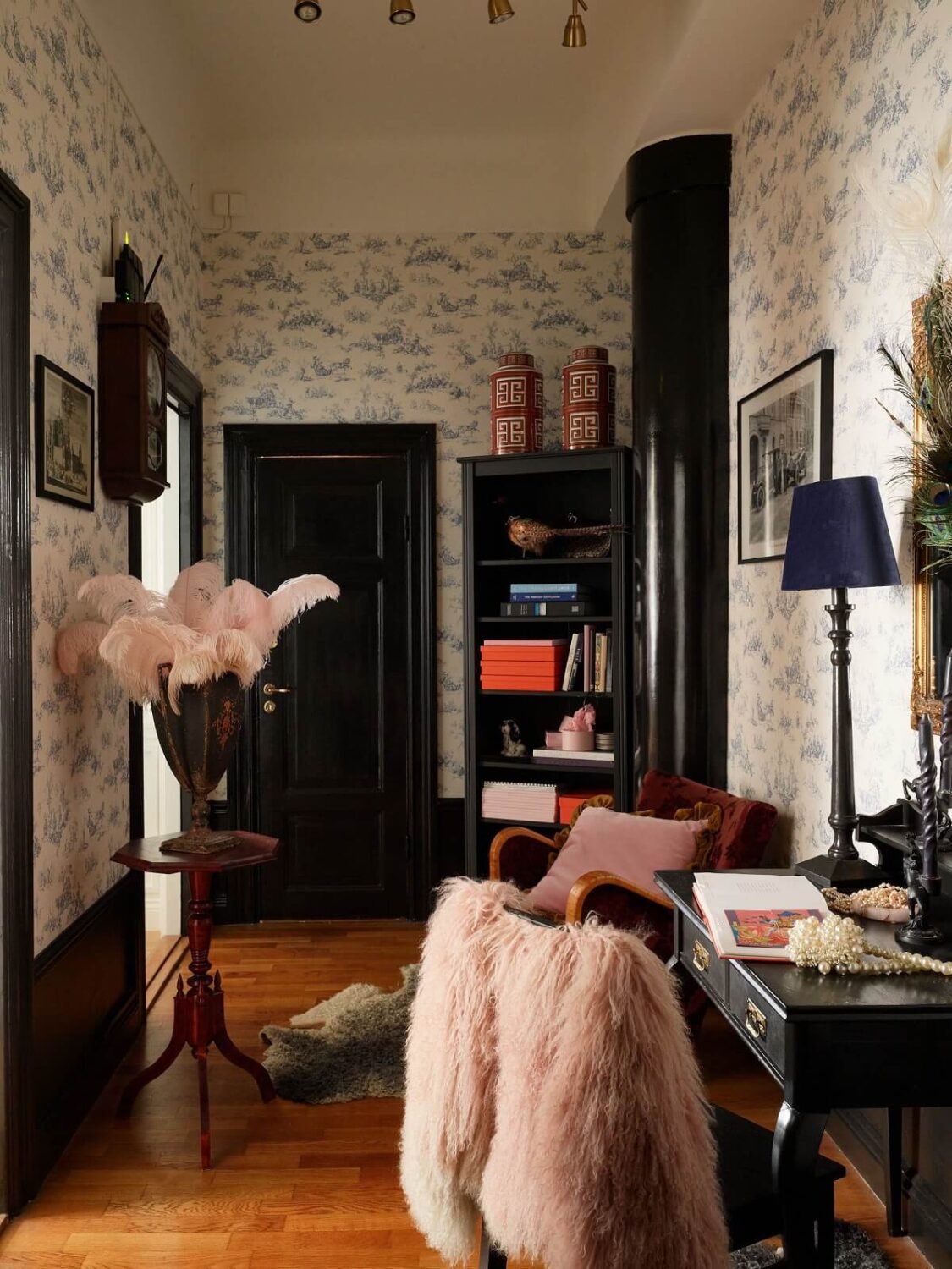 Best of 2024: Home Offices 2 home-offfice-wallpaper-black-accent-color-nordroom