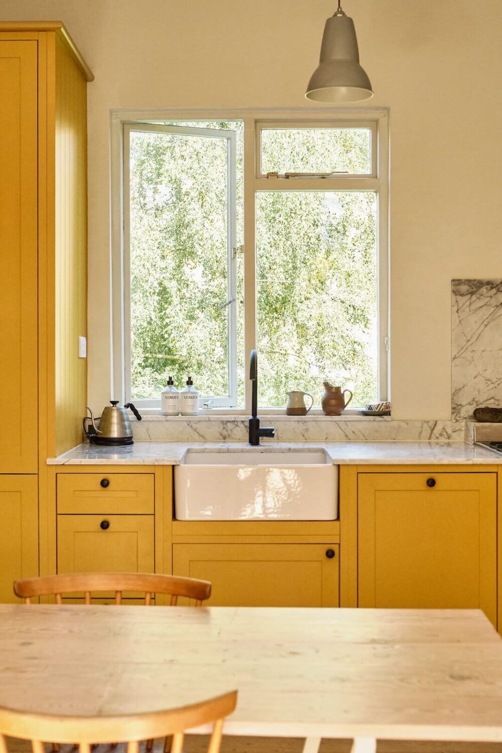 A Light London Apartment with a Yellow Kitchen 7 kitchen cabinets painted india yellow farrow and ball nordroom
