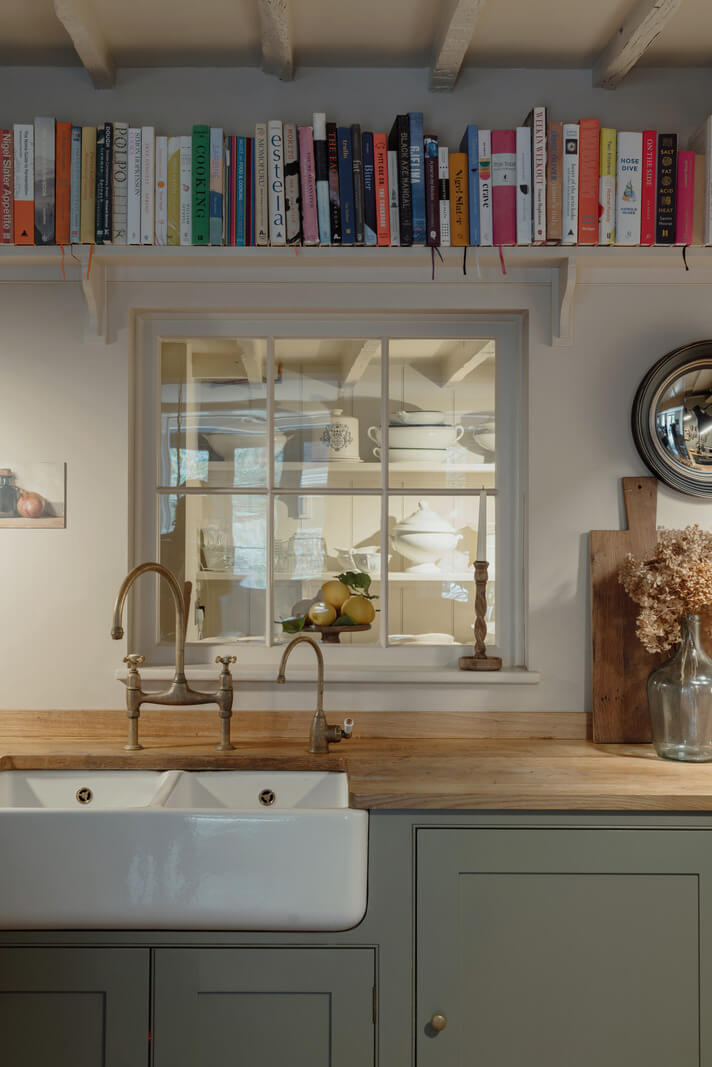 Inviting Colors in a Charming Georgian House in London 12 kitchen detail with butler sink and bookshelf