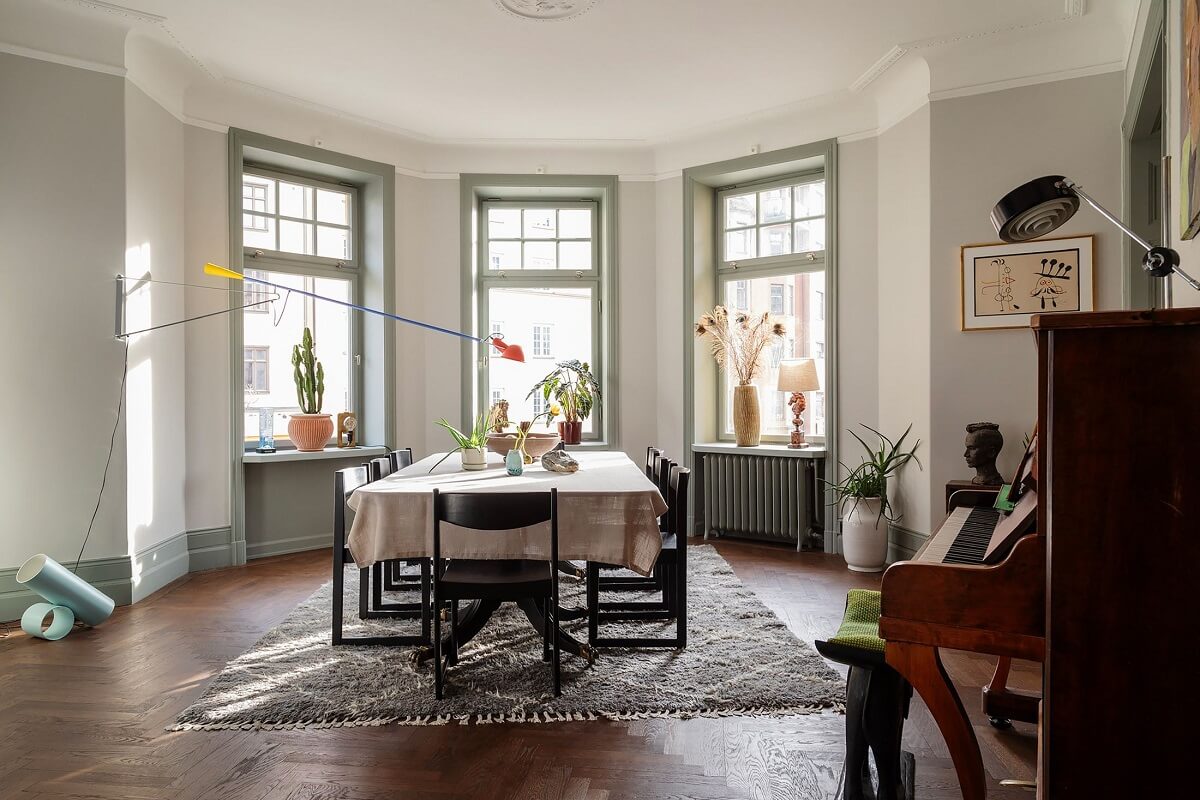 Moody Rooms in a Grand Stockholm Apartment 10 large dining room with bay window