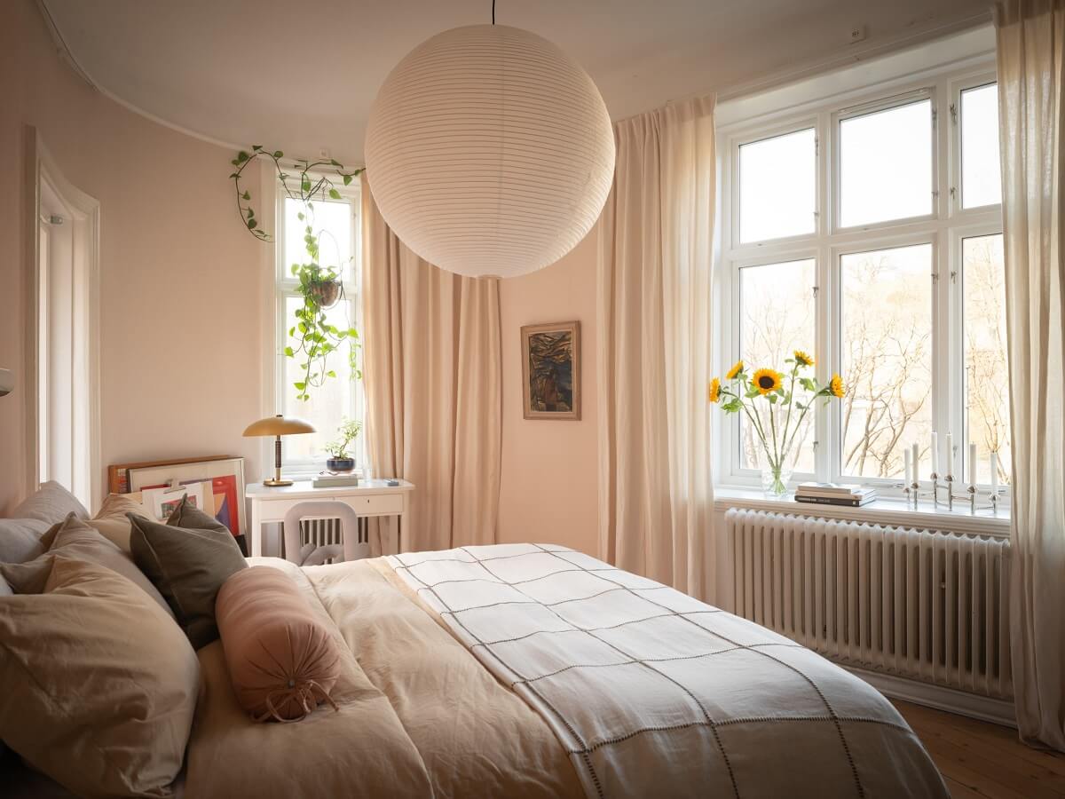 A Scandinavian Apartment with a Warm Living Room and Rounded Walls 16 light bedroom with large windows and rounded wall