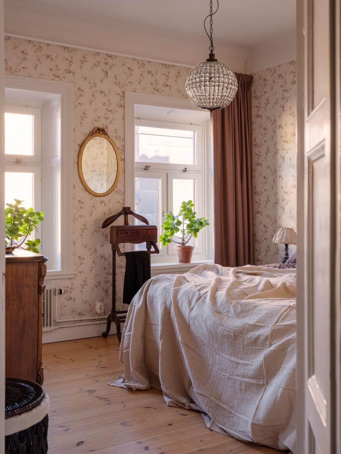 A Classic Swedish Apartment Decorated in Green and Pink Tones 22 light bedroom with wallpaper