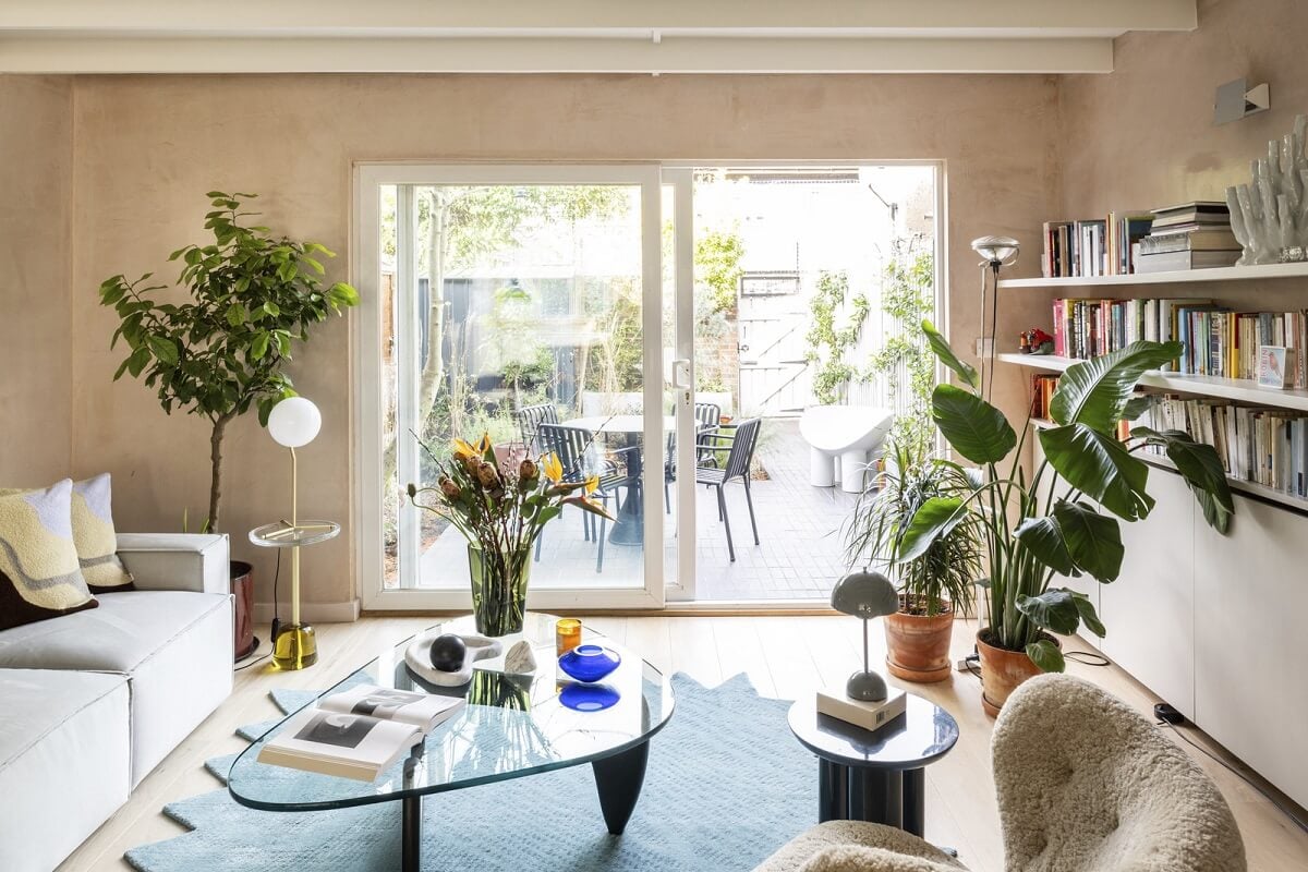 A Modern London Home with Plaster Walls 2 living room with clay plaster walls and white shelves