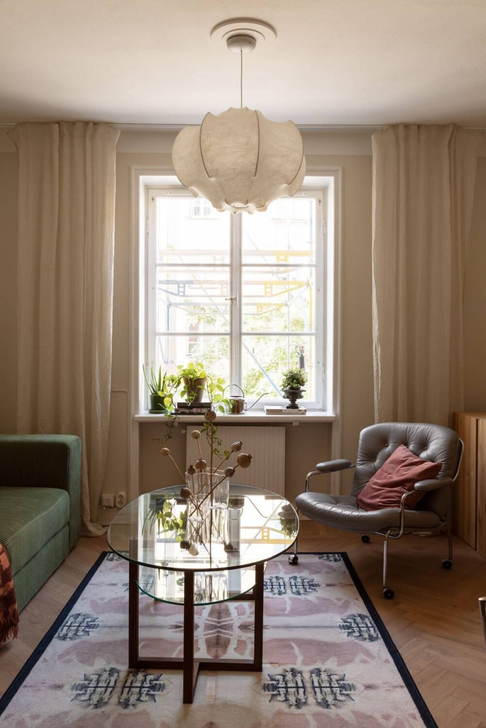 A Renovated Swedish Apartment with a Pink Bathroom 2 living room with green sofa