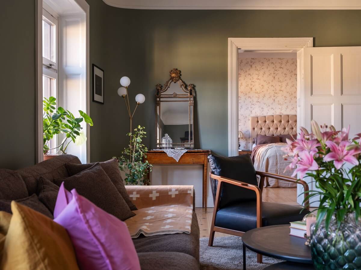 A Classic Swedish Apartment Decorated in Green and Pink Tones 6 living room with green walls