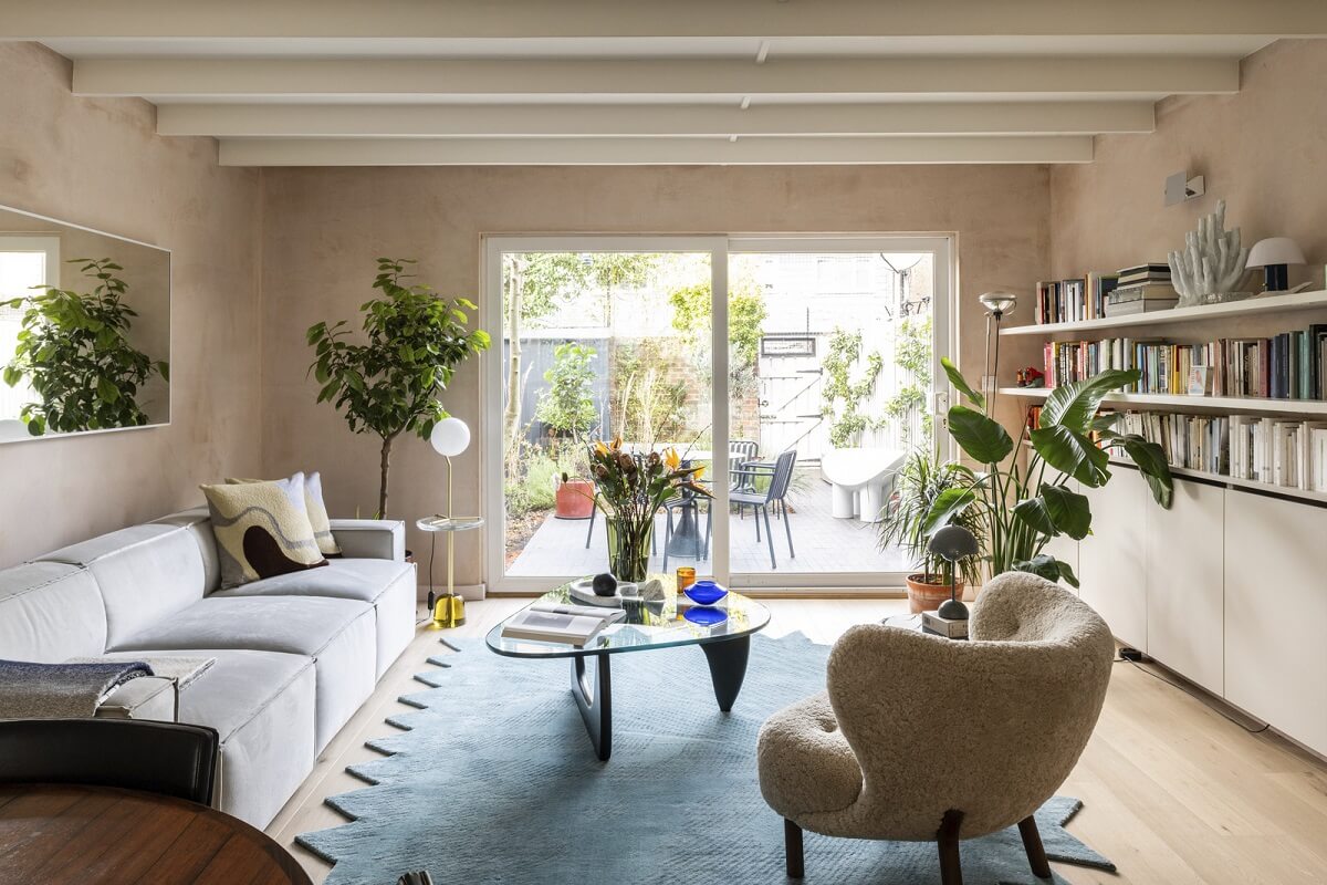 Home Decor Trends 2021: A Comfortable Home 28 living room with plaster walls wooden beams and blue rug