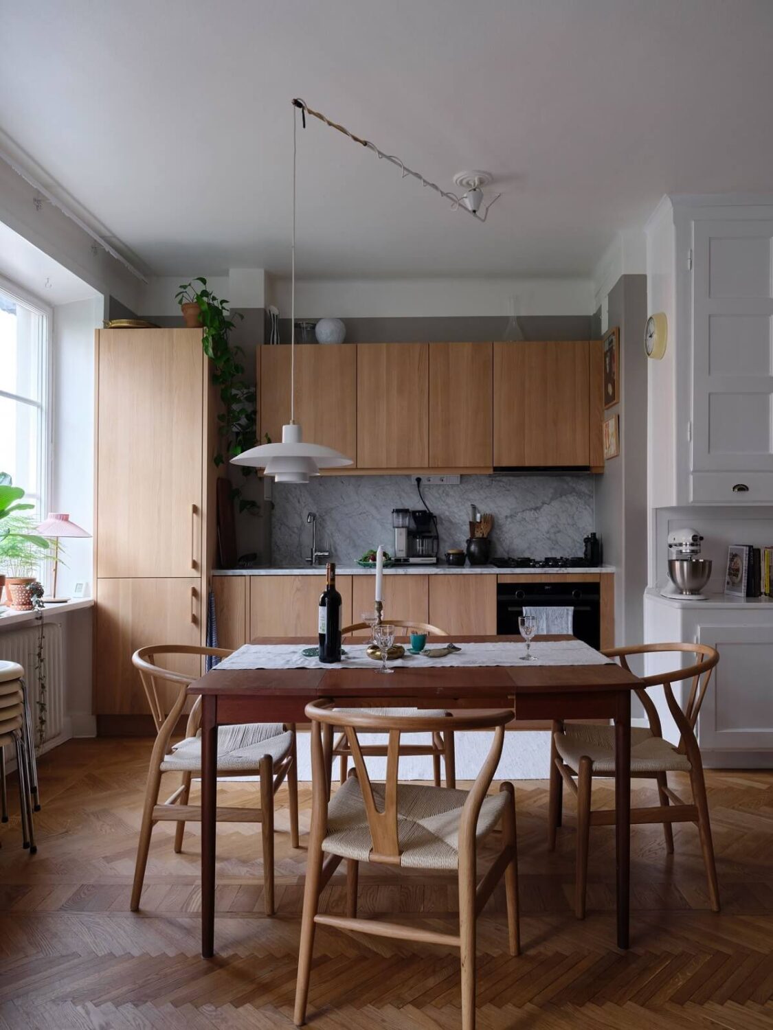 A Small Gray Apartment with Industrial Glass Walls 7 oak kitchen and dining table