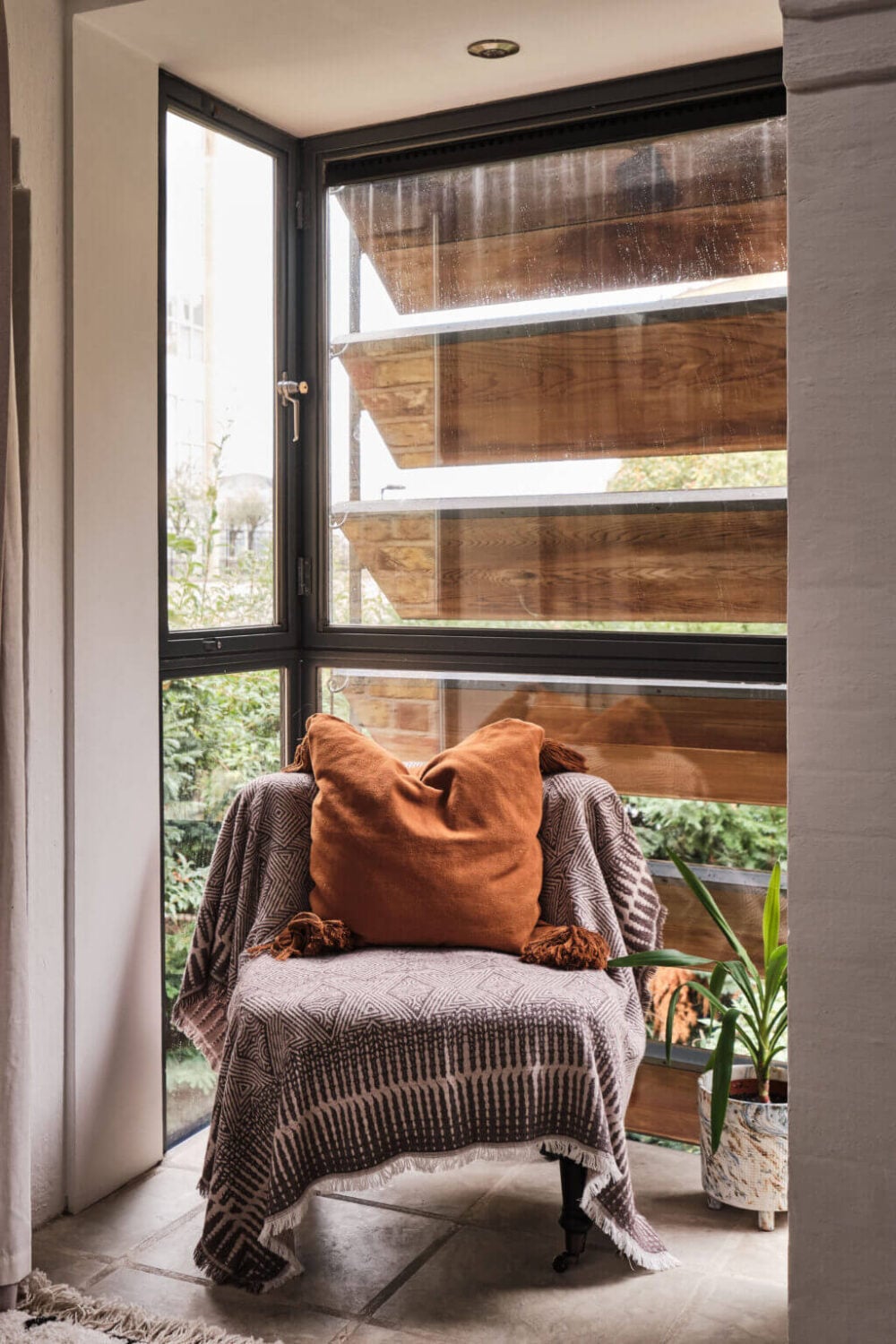 A London Warehouse Conversion with a Black deVOL Kitchen 4 reading nook